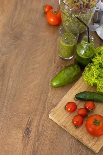 Бесплатное фото Вкусная еда под высоким углом с копией пространства