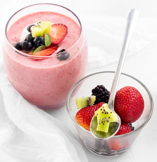 Вкусный фруктовый йогурт под высоким углом
