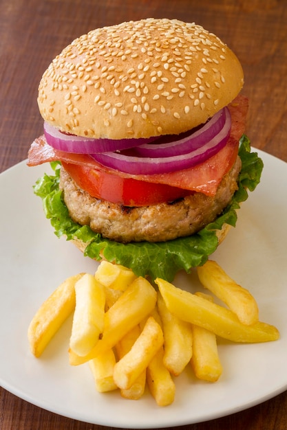 Foto gratuita hamburger e patatine fritte deliziosi dell'angolo alto