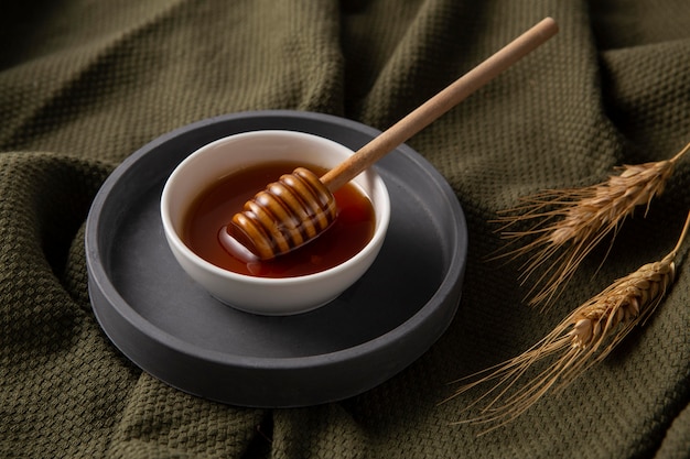 Free photo high angle delicious honey in bowl