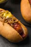 Foto gratuita delizioso hot dog ad alto angolo con cipolla