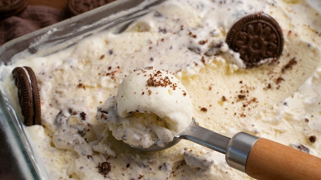 Бесплатное фото Вкусное мороженое и печенье под высоким углом
