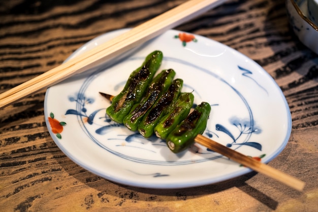 皿の上の高角度のおいしい日本の屋台の食べ物