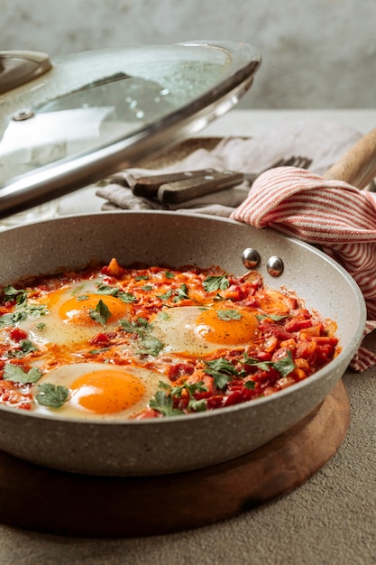 Бесплатное фото Вкусное еврейское блюдо под высоким углом