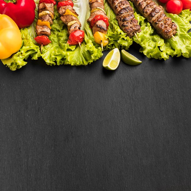 Высокий угол вкусного кебаб с копировальным пространством