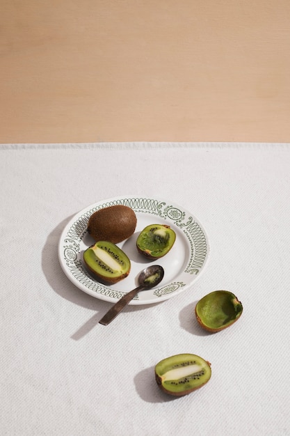 Foto gratuita kiwi delizioso di alto angolo sulla zolla