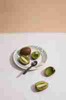 Foto gratuita kiwi delizioso di alto angolo sulla zolla