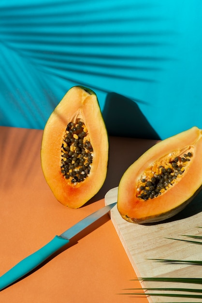 Foto gratuita melone e foglie deliziosi ad alto angolo