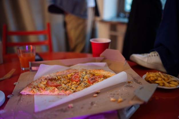 テーブルの上のハイアングルのおいしいピザ
