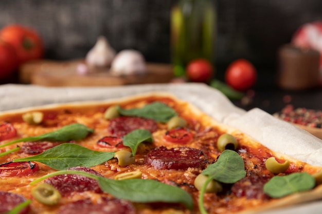 Foto gratuita pizza deliziosa ad alto angolo con foglie