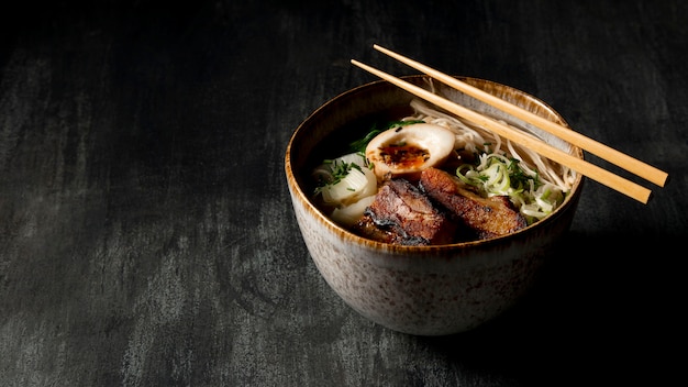 그릇에 맛있는라면의 높은 각도