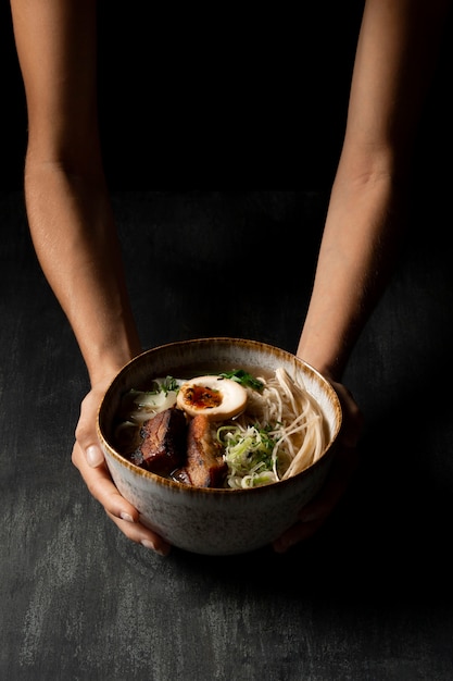 그릇에 맛있는라면의 높은 각도