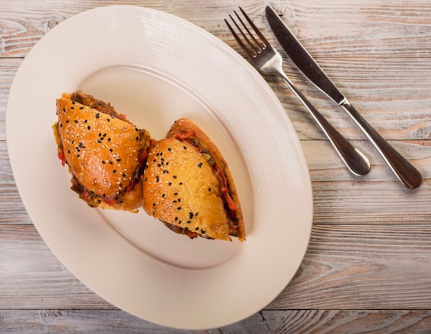 접시에 높은 각도 맛있는 샌드위치