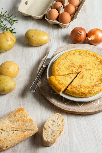 Foto gratuita alto angolo di delizioso piatto di tortilla spagnola