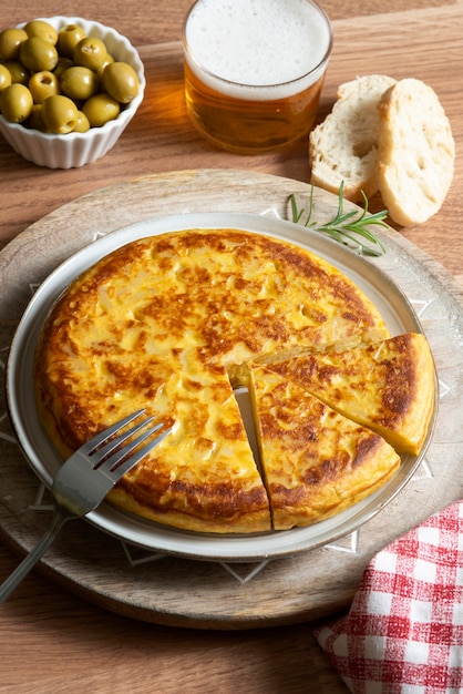 Alto angolo di delizioso piatto di tortilla spagnola