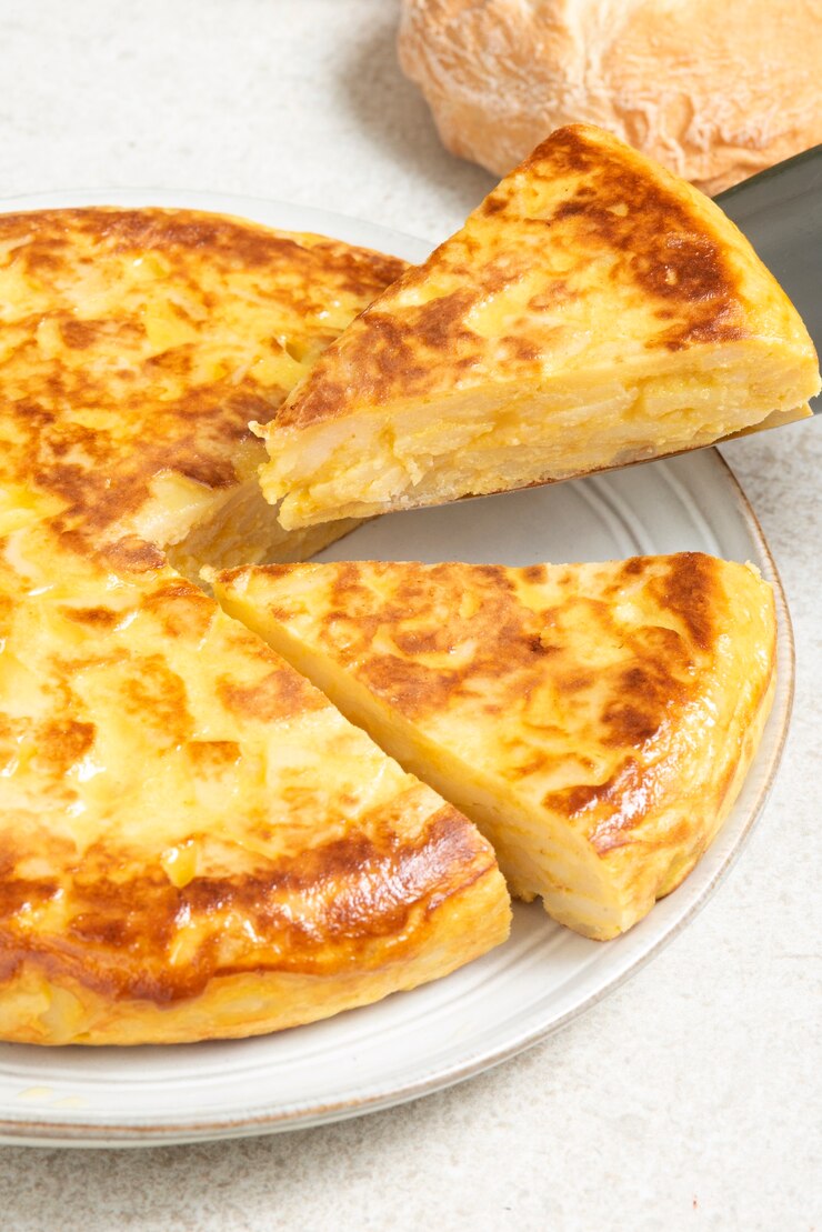 Бесплатный Фотография высокий угол вкусного испанского блюда из тортильи