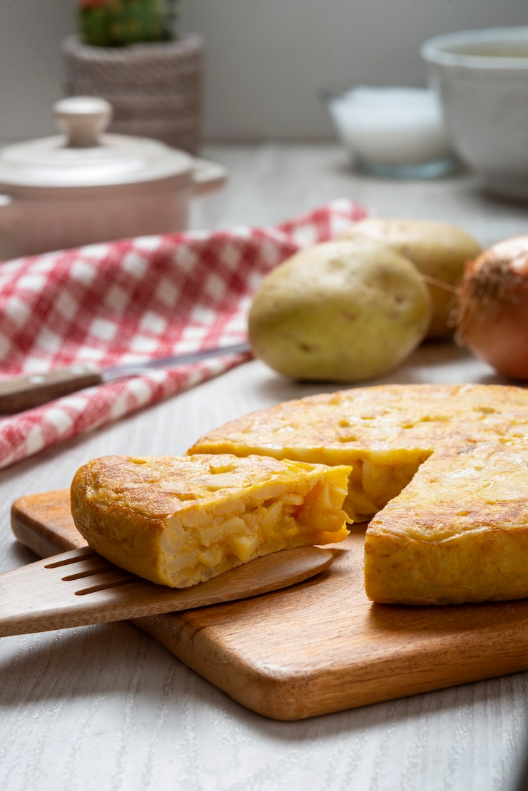 Бесплатный Фотография высокий угол вкусного испанского блюда из тортильи