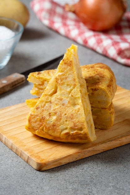 Alto angolo di delizioso piatto di tortilla spagnola