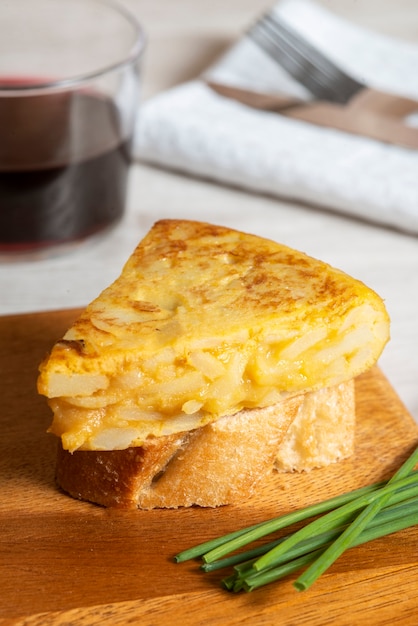 맛있는 스페인 옥수수 요리의 높은 각도