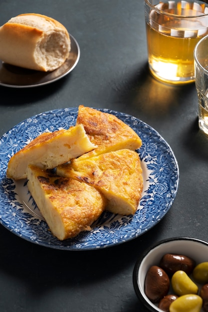 Foto gratuita natura morta deliziosa della tortilla spagnola dell'angolo alto