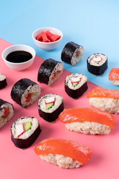 Foto gratuita delizioso arrangiamento di sushi dall'alto?