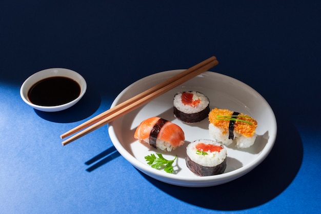 Foto gratuita rotoli di sushi deliziosi dell'angolo alto sul piatto