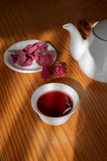 テーブルの上の高角度のおいしいお茶