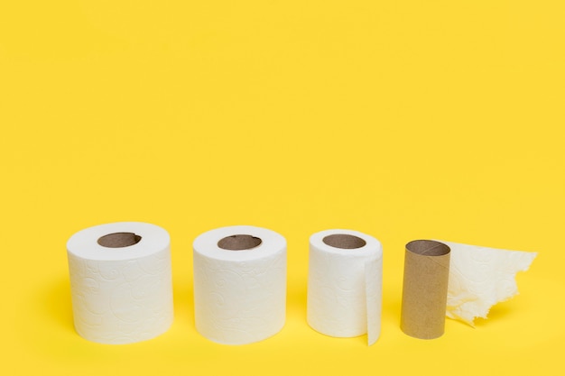 Free photo high angle of different sized toilet tissue paper