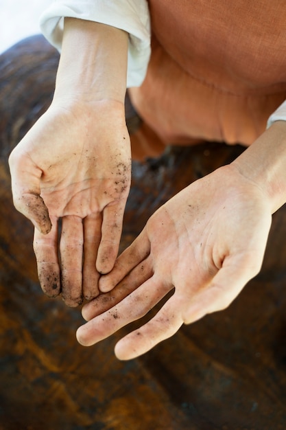 Vita rurale delle mani sporche dell'angolo alto