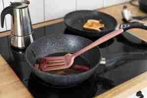 Free photo high angle dirty pans on stove