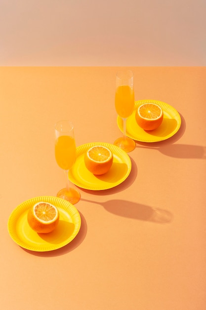 Free photo high angle drinks and oranges