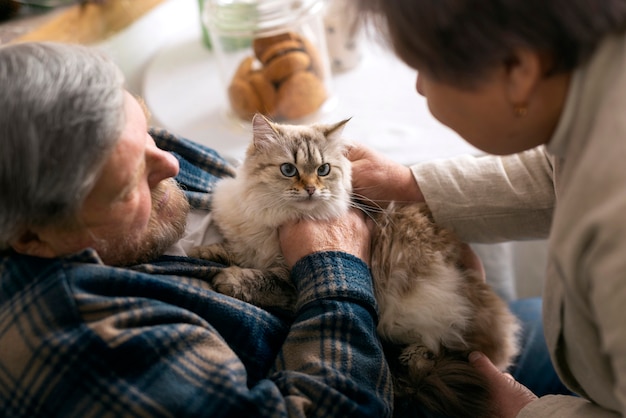 Foto gratuita anziani ad alto angolo con gatto