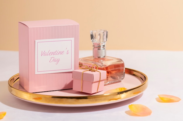 Foto gratuita alto angolo di elegante bottiglia di profumo sul vassoio per san valentino