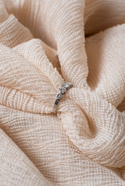 ハイアングルの婚約指輪と布