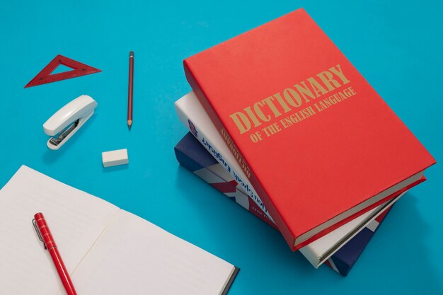 Английские книги и карандаши под высоким углом