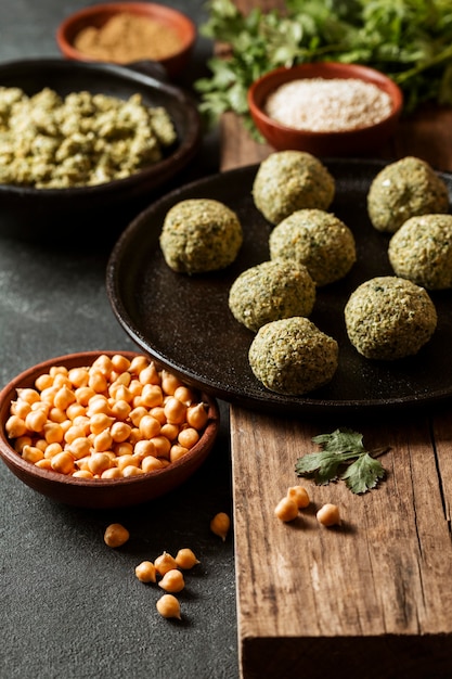 Free photo high angle falafel and chickpeas arrangement