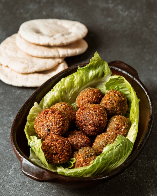 Foto gratuita falafel ad alto angolo e disposizione di pane pita