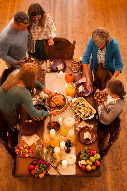 Foto gratuita cena in famiglia ad alto angolo per il ringraziamento