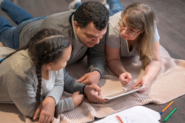 Foto gratuita famiglia dell'angolo alto che osserva sul ridurre in pani