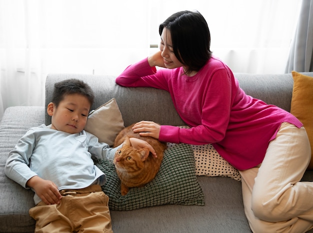 Foto gratuita famiglia ad alto angolo con simpatico gatto