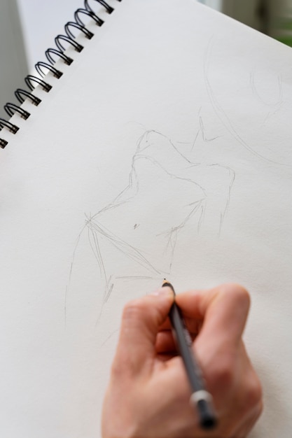 Высокий угол рисунка женской руки на ноутбуке