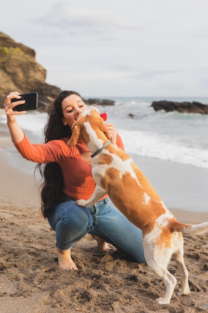 犬とハイアングルの女性