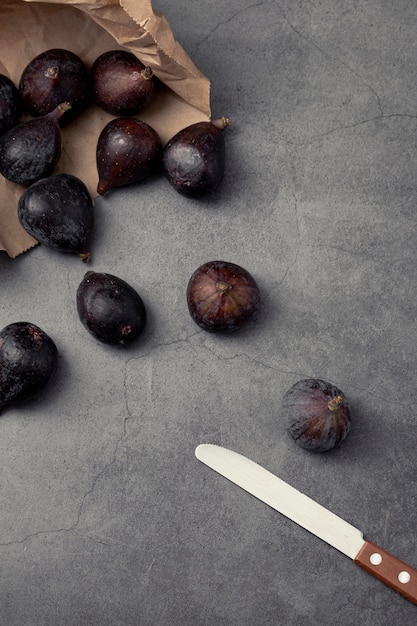 Free photo high angle of figs and knife