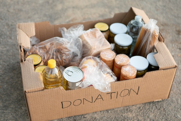 Бесплатное фото Пожертвование еды под углом в коробке