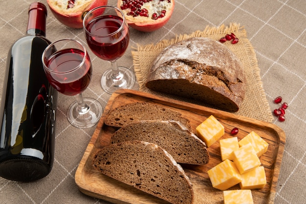 Foto gratuita disposizione di cibo e vino ad alto angolo