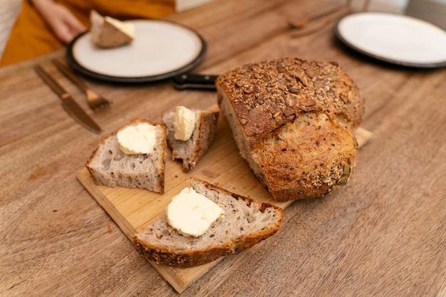 Foto gratuita pane fresco ad alto angolo sulla tavola di legno