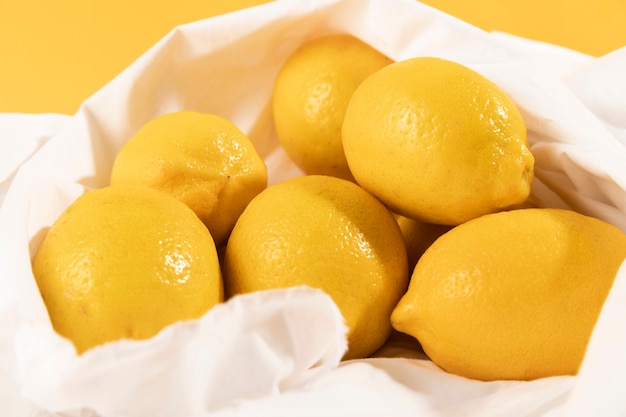 Foto gratuita limoni freschi ad alto angolo appena acquistati