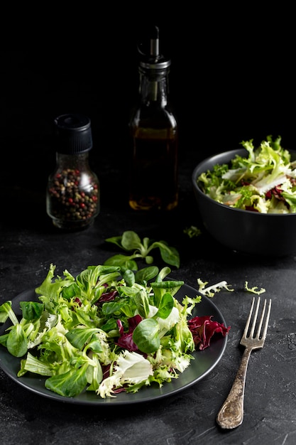 Бесплатное фото Высокий угол свежий салат на темном столе