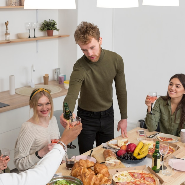 Amici dell'angolo alto che mangiano