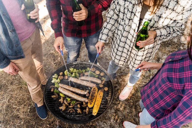 ビールとバーベキューをしている友人の高角度